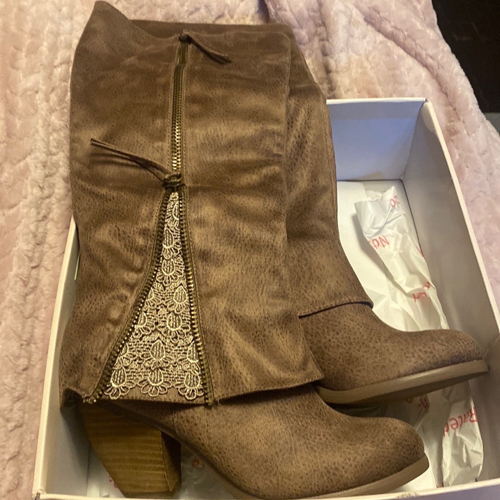 New never worn boots